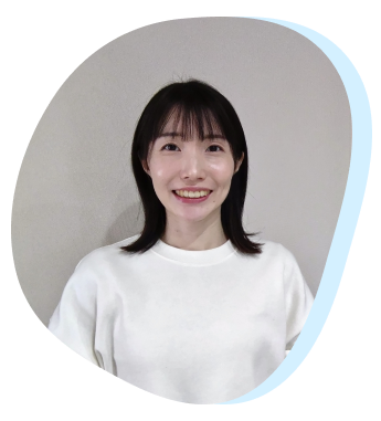 なかたちえさんが正面をむいてほほ笑んでいる